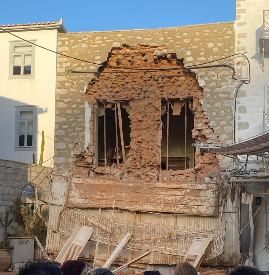 Κατέρρευσε πρόσοψη ετοιμόρροπου κτιρίου στο λιμάνι της Ύδρας - Δείτε φωτογραφίες