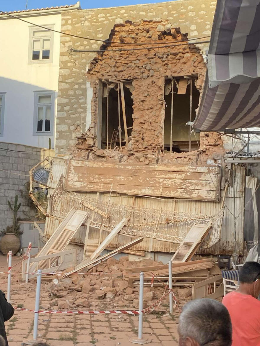 Κατέρρευσε πρόσοψη ετοιμόρροπου κτιρίου στο λιμάνι της Ύδρας