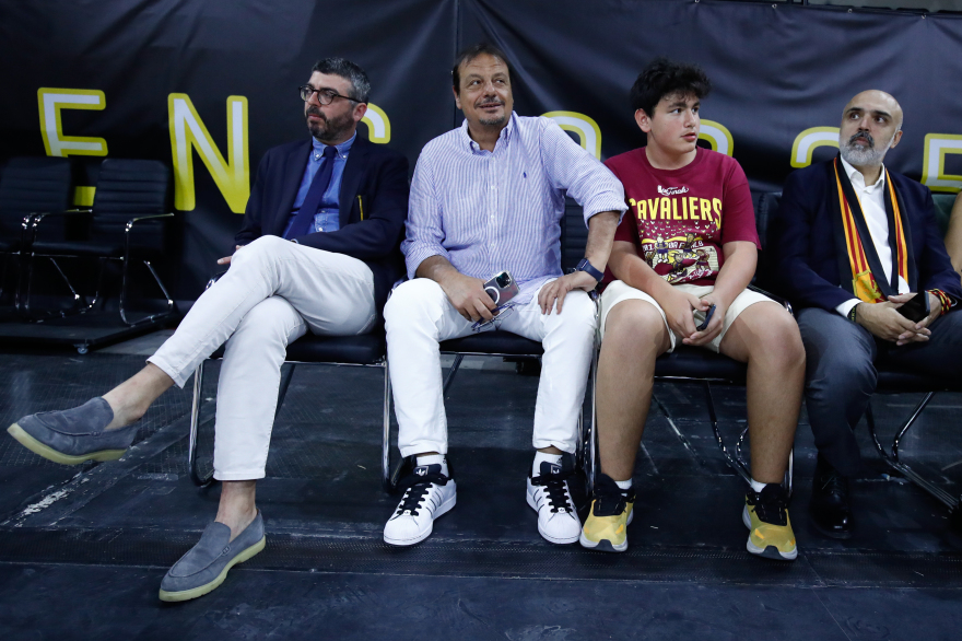 Στα Άνω Λιόσια ο Εργκίν Αταμάν, πανηγύρισε την πρόκριση της Γαλατάσαραϊ στον τελικό του BCL - Βίντεο 