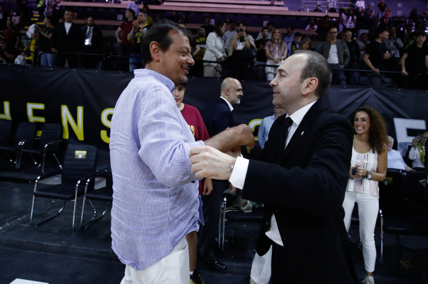 Στα Άνω Λιόσια ο Εργκίν Αταμάν, πανηγύρισε την πρόκριση της Γαλατάσαραϊ στον τελικό του BCL - Βίντεο 