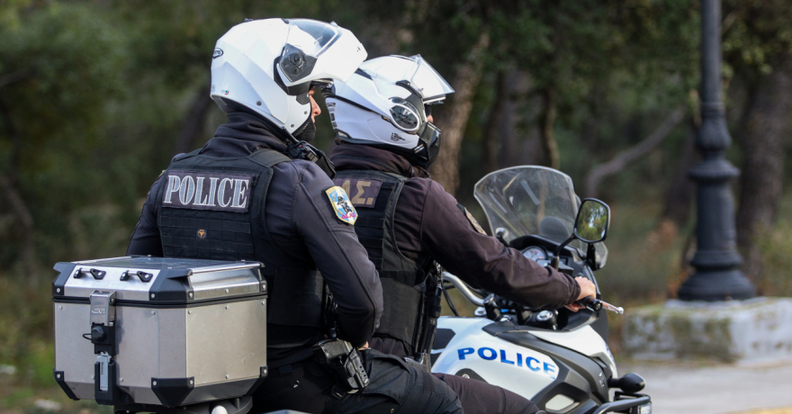 Από τον Κορυδαλλό έδινε εντολές για επιθέσεις σε αστυνομικούς στα Χανιά: Πώς δρούσε η εγκληματική ομάδα