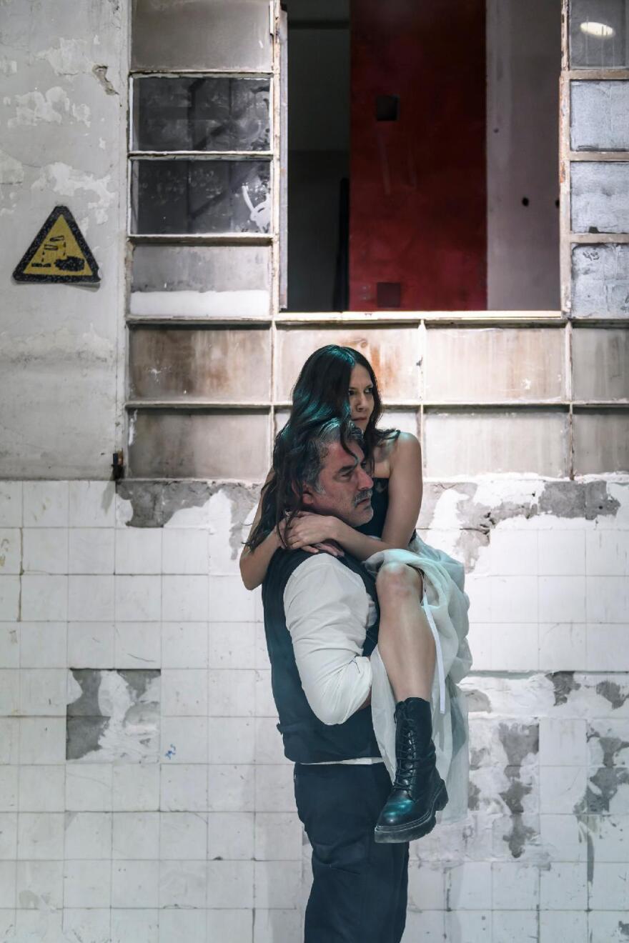 Βασίλης Μπισμπίκης: Επιστρέφει στο θέατρο ως σύγχρονος ήρωας του Σαίξπηρ