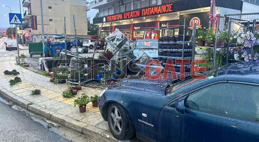 Οδηγός έχασε τον έλεγχο του οχήματος στα Ιωάννινα και διέλυσε ράφια - Δείτε φωτογραφίες