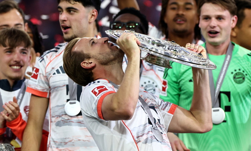 Επιτέλους σήκωσε τη... σαλατιέρα ο Κέιν - Η απονομή του 34ου πρωταθλήματος στη Μπάγερν Μονάχου στο αντίο του Μίλερ - Βίντεο 