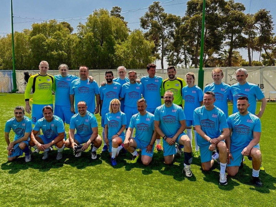 Με τη φανέλα της UNESCO έπαιξε μπάλα ο Τάκης Θεοδωρικάκος
