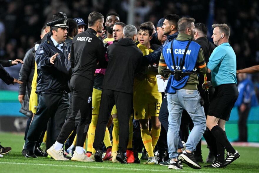 ΠΑΟΚ-ΑΕΚ: Ένταση στο φινάλε του ημιχρόνου με Κεντζιόρα-Λαμέλα