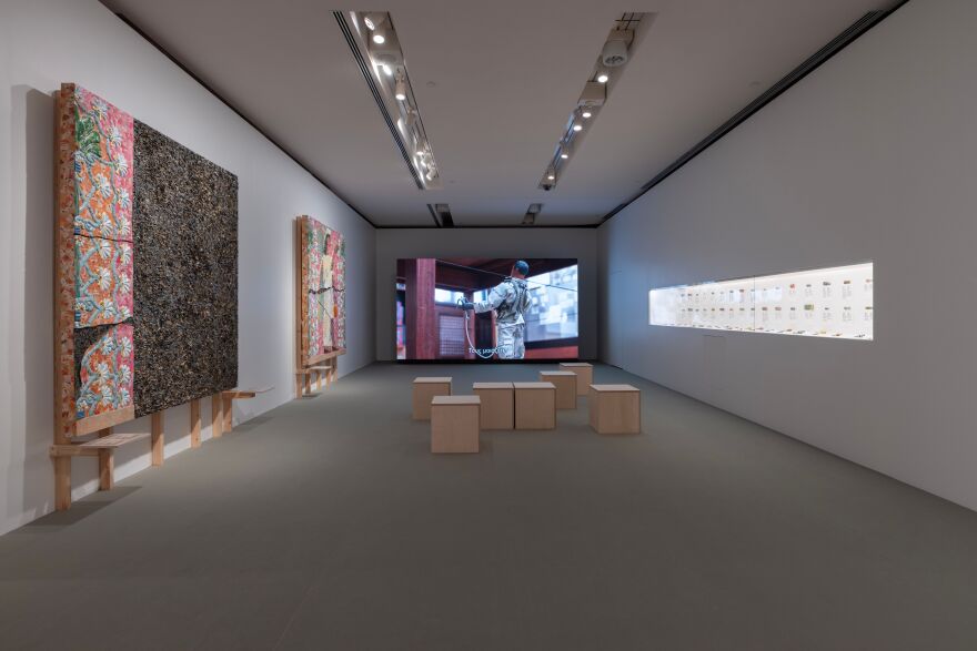 Μουσείο Ακρόπολης: Ακρωτηριασμένες αρχαιότητες και σύγχρονα έργα τέχνης συνομιλούν στην έκθεση του Michael Rakowitz