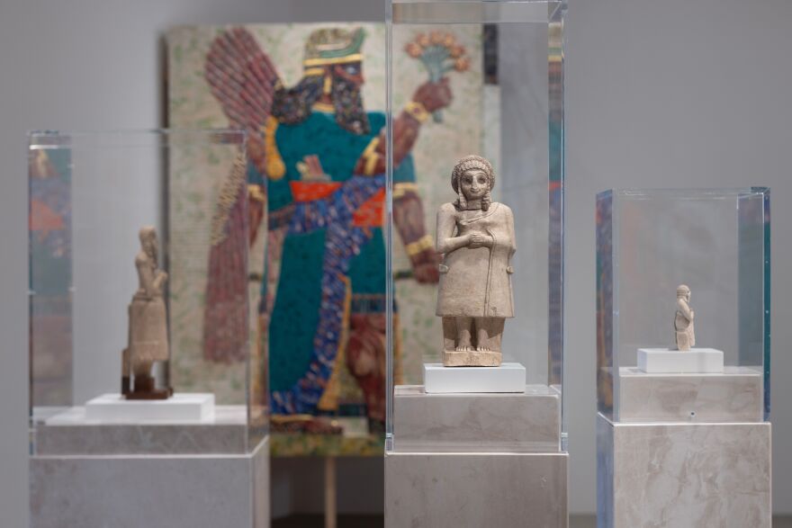 Μουσείο Ακρόπολης: Ακρωτηριασμένες αρχαιότητες και σύγχρονα έργα τέχνης συνομιλούν στην έκθεση του Michael Rakowitz