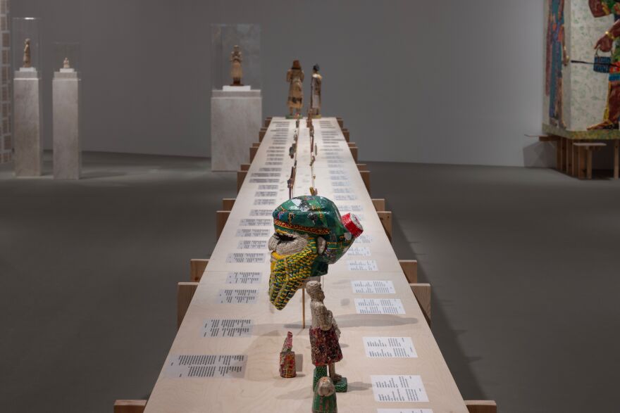 Μουσείο Ακρόπολης: Ακρωτηριασμένες αρχαιότητες και σύγχρονα έργα τέχνης συνομιλούν στην έκθεση του Michael Rakowitz