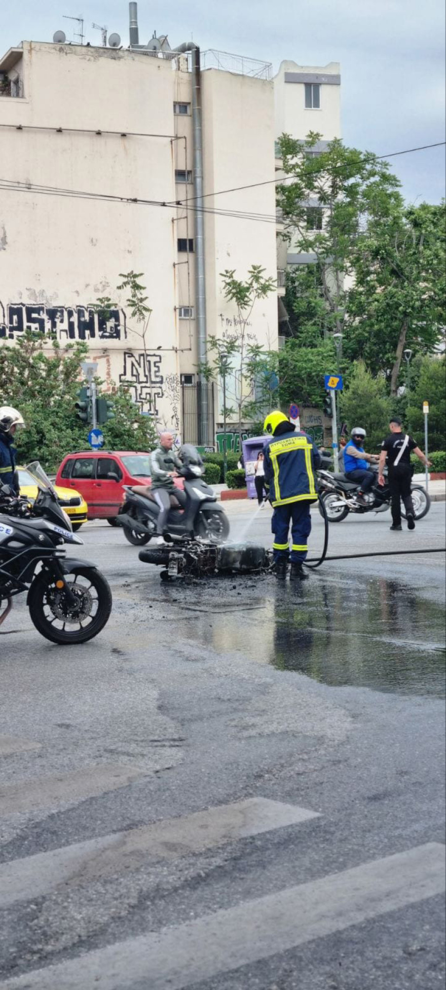 Μηχανή τυλίχτηκε στις φλόγες στην Αλεξάνδρας - Δείτε βίντεο και φωτογραφίες

