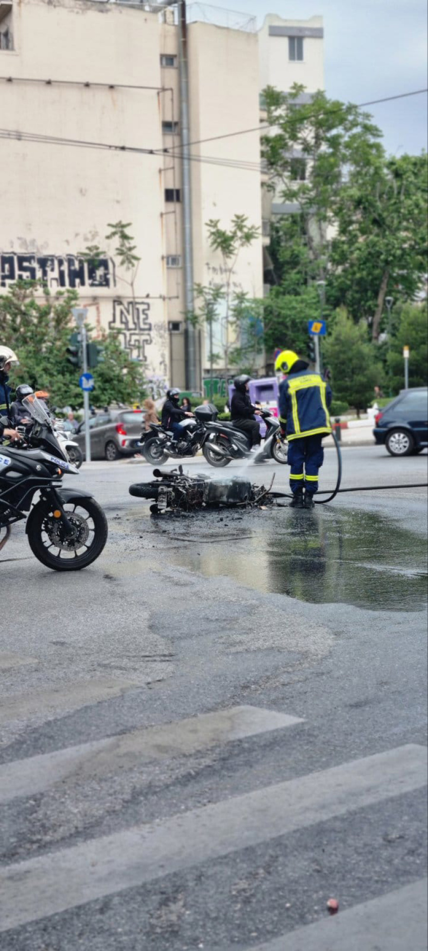 Μηχανή τυλίχτηκε στις φλόγες στην Αλεξάνδρας - Δείτε βίντεο και φωτογραφίες

