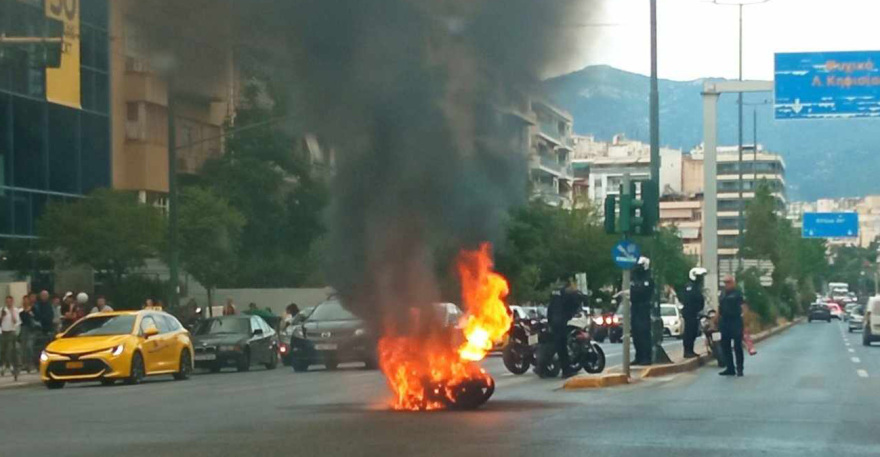 Μηχανή τυλίχτηκε στις φλόγες στην Αλεξάνδρας - Δείτε βίντεο και φωτογραφίες

