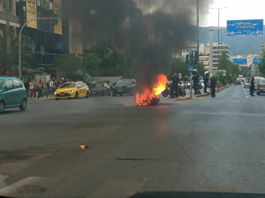 Μηχανή τυλίχτηκε στις φλόγες στην Αλεξάνδρας - Δείτε βίντεο και φωτογραφίες

