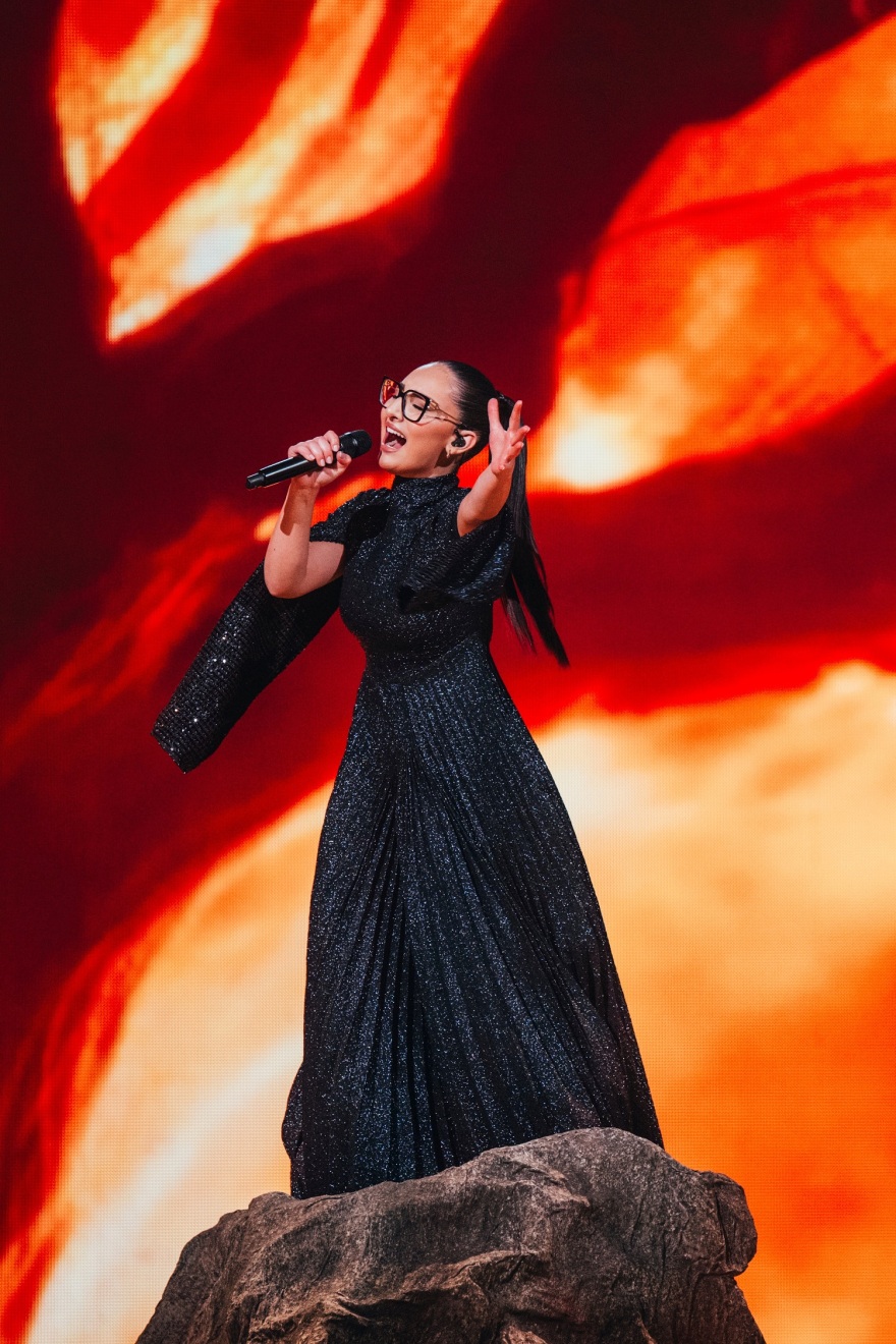 Κλαυδία: Δείτε την αλλαγή φορέματος στη σκηνή της Eurovision - Διέρρευσε βίντεο από την εμφάνιση της Ελλάδας