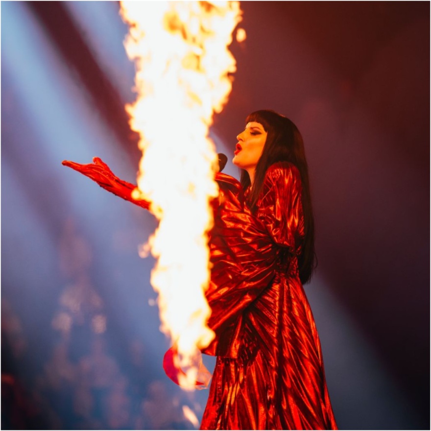 Eurovision 2025: Η εκπρόσωπος της Αλβανίας σχημάτισε με τα χέρια της τον δικέφαλο αετό σε ζωντανή σύνδεση και προκάλεσε αντιδράσεις