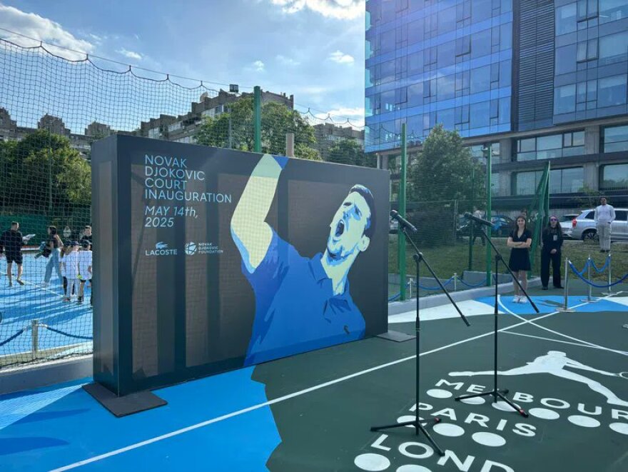 Ο Νόβακ Τζόκοβιτς εγκαινίασε νέο γήπεδο στο Βελιγράδι στον ίδιο χώρο που έπαιξε για πρώτη φορά τένις - Δείτε βίντεο