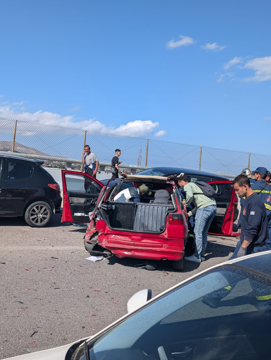 Λεωφορείο παρέσυρε ΙΧ στην Κάντζα, τραυματίστηκε σοβαρά οδηγός - Δείτε βίντεο και φωτογραφίες