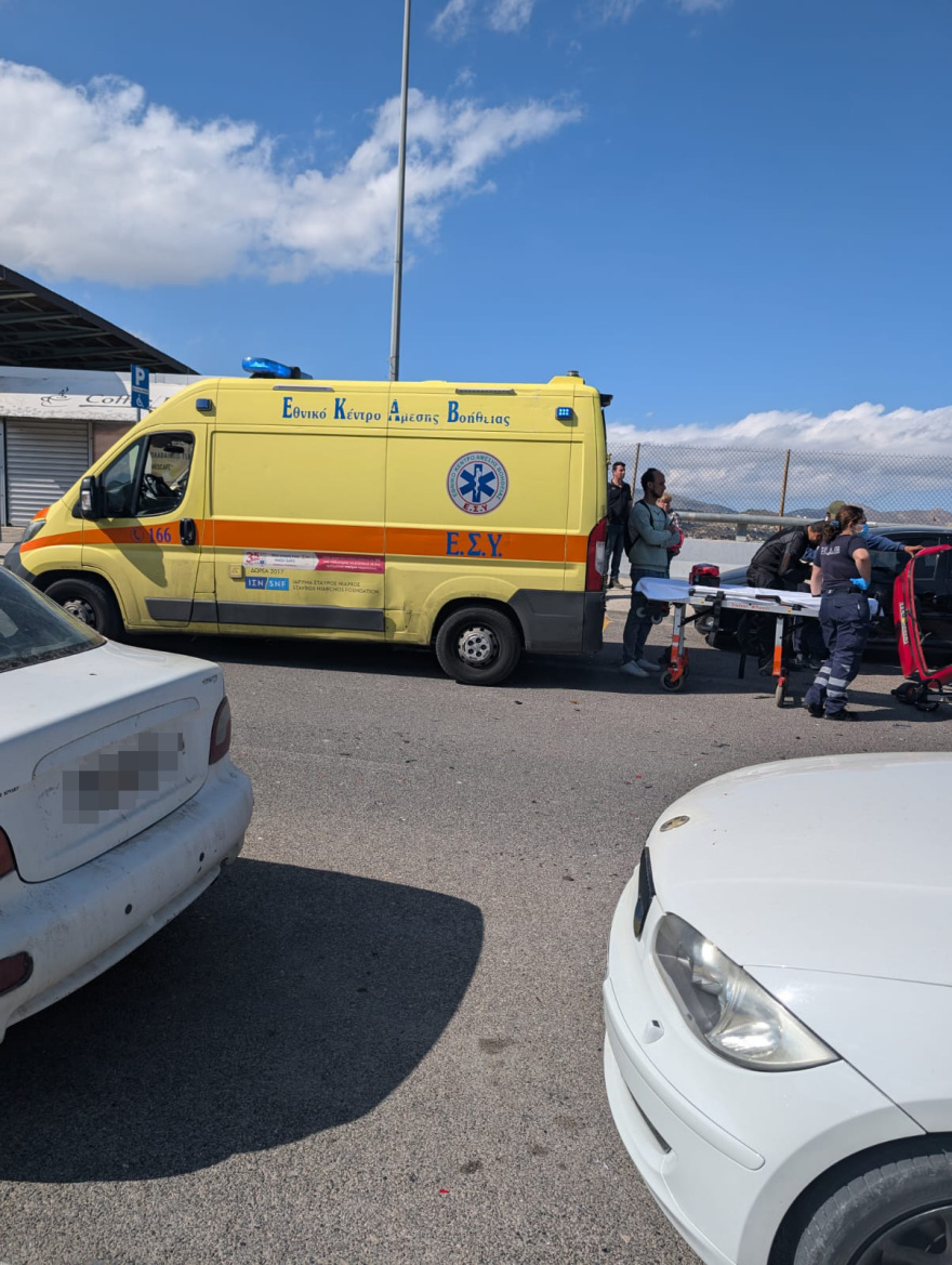 Λεωφορείο παρέσυρε ΙΧ στην Κάντζα, τραυματίστηκε σοβαρά οδηγός - Δείτε βίντεο και φωτογραφίες