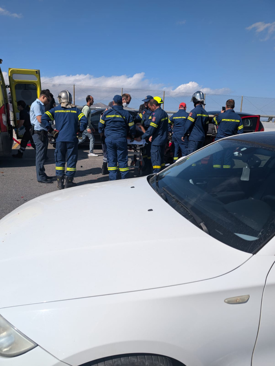 Λεωφορείο παρέσυρε ΙΧ στην Κάντζα, τραυματίστηκε σοβαρά οδηγός - Δείτε βίντεο και φωτογραφίες