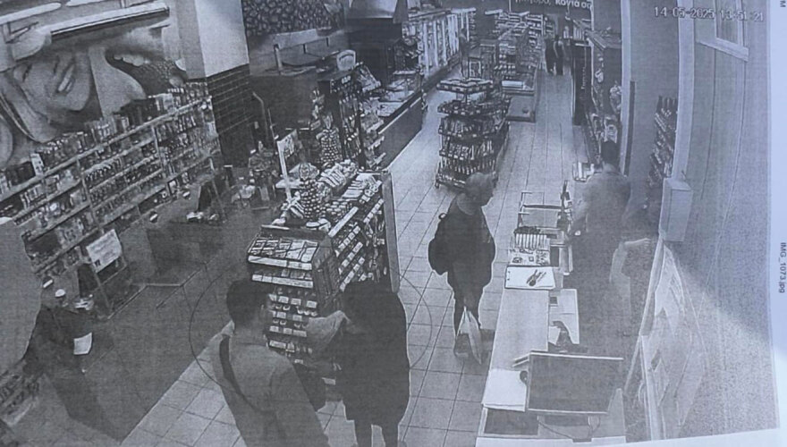Φωτογραφίες ντοκουμέντο με τον άνδρα να κρατά αγκαλιά το 6 μηνών βρέφος στο σούπερ μάρκετ στον Άλιμο 