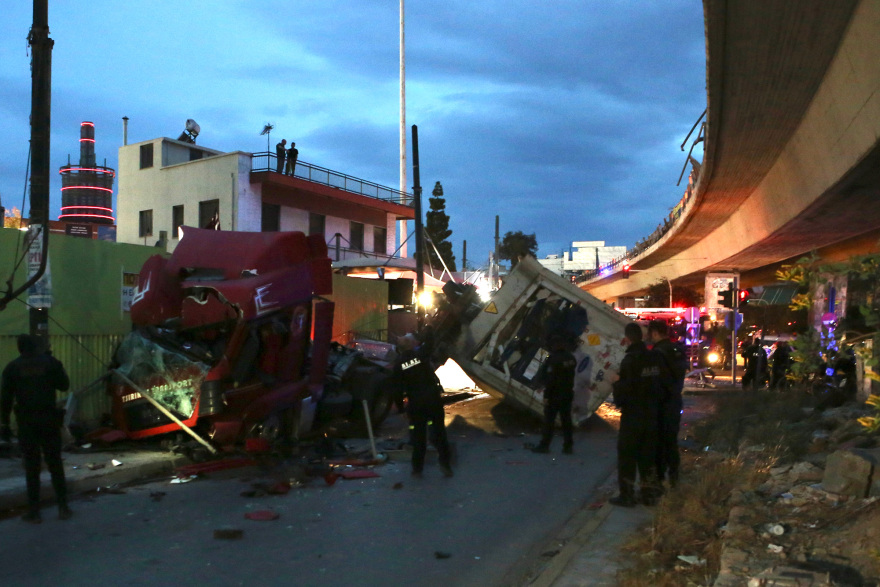 Έσκασε το λάστιχο και η νταλίκα έπεσε από τη γέφυρα της Πέτρου Ράλλη - Συγκλονιστική μαρτυρία: Αν ήμουν με τα πόδια, θα με είχε σκοτώσει