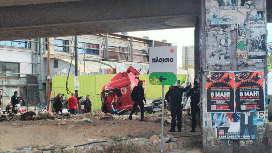 Νταλίκα έπεσε από γέφυρα της Πέτρου Ράλλη και κατέληξε στη Θηβών - Τραυματίστηκε ο οδηγός, δείτε βίντεο και φωτογραφίες