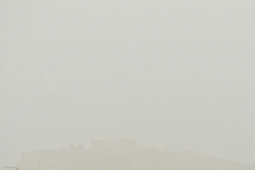 H αφρικανική σκόνη «έπνιξε» την Αθήνα και πολλές περιοχές της χώρας - Δείτε βίντεο και φωτογραφίες