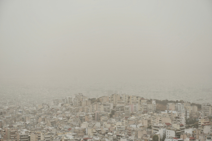 H αφρικανική σκόνη «έπνιξε» την Αθήνα και πολλές περιοχές της χώρας - Δείτε βίντεο και φωτογραφίες