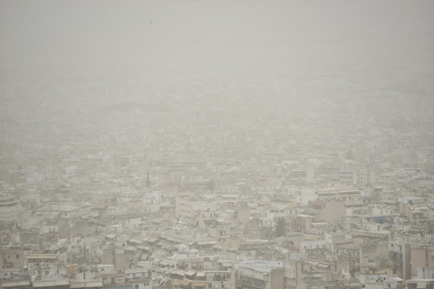 H αφρικανική σκόνη «έπνιξε» την Αθήνα και πολλές περιοχές της χώρας - Δείτε βίντεο και φωτογραφίες