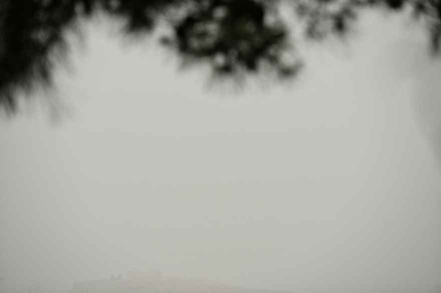 H αφρικανική σκόνη «έπνιξε» την Αθήνα και πολλές περιοχές της χώρας - Δείτε βίντεο και φωτογραφίες