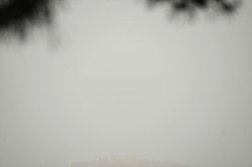 H αφρικανική σκόνη «έπνιξε» την Αθήνα και πολλές περιοχές της χώρας - Δείτε βίντεο και φωτογραφίες