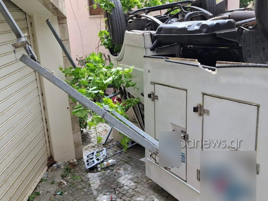 Φορτηγό τούμπαρε και έπεσε πάνω σε παρκαρισμένο ΙΧ στα Χανιά - Δείτε φωτογραφία