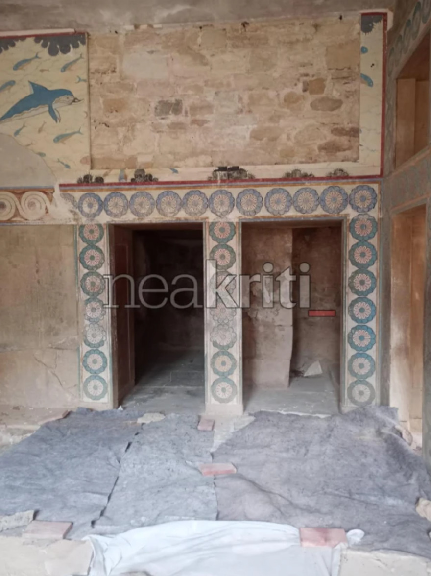 Κατέρρευσε η τοιχογραφία με τα δελφίνια στο Ανάκτορο της Κνωσού - Δείτε φωτογραφίες Κατέρρευσε η τοιχογραφία με τα δελφίνια στο Ανάκτορο της Κνωσού - Δείτε φωτογραφίες