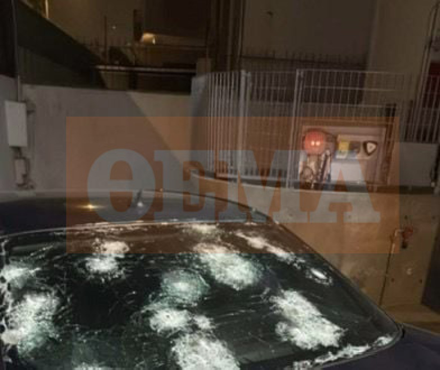 Δείτε φωτογραφία: Γάζωσαν με Καλάσνικοφ θωρακισμένη Mercedes στα Άνω Λιόσια - Γνωστό στις Αρχές από παλαιότερες υποθέσεις το παρ' ολίγον θύμα