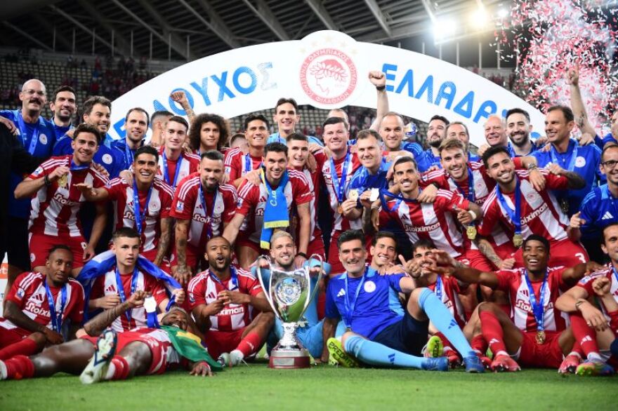 Τελικός Κυπέλλου: Η απονομή της κούπας στους ερυθρόλευκους - Δείτε βίντεο, φωτογραφίες