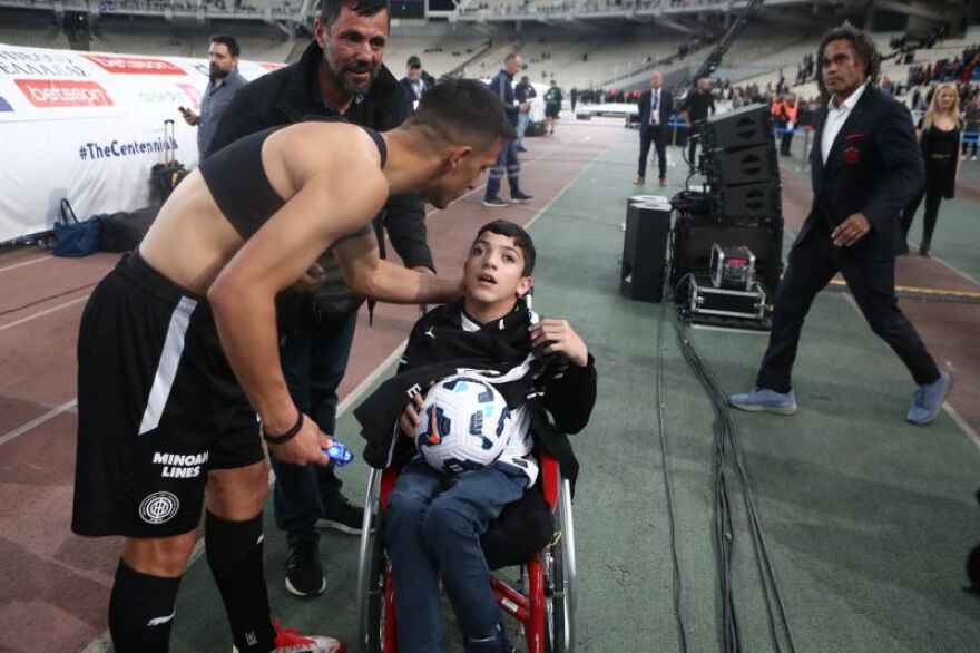 Τελικός Κυπέλλου: Η απονομή της κούπας στους ερυθρόλευκους - Δείτε βίντεο, φωτογραφίες