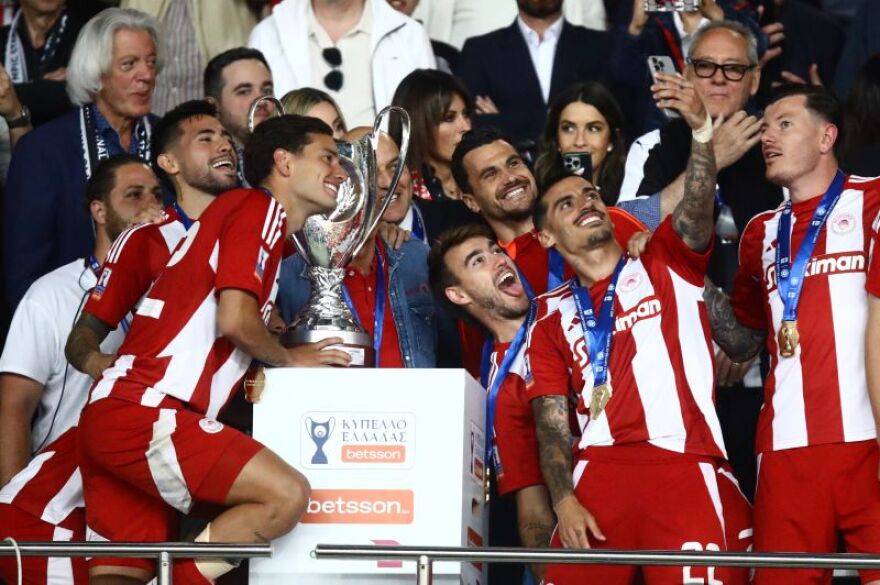 Τελικός Κυπέλλου: Η απονομή της κούπας στους ερυθρόλευκους - Δείτε βίντεο, φωτογραφίες