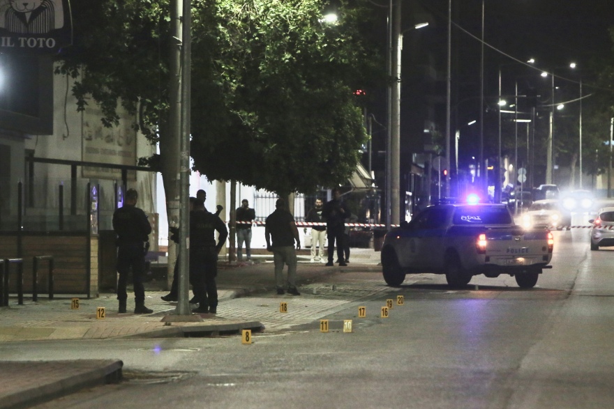 Δείτε φωτογραφία: Γάζωσαν με Καλάσνικοφ θωρακισμένη Mercedes στα Άνω Λιόσια - Γνωστό στις Αρχές από παλαιότερες υποθέσεις το παρ' ολίγον θύμα