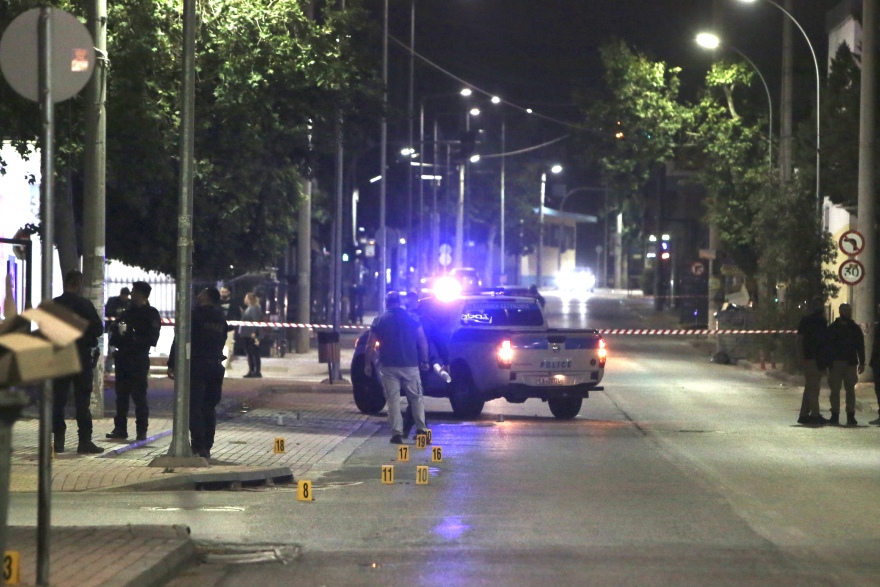 Δείτε φωτογραφία: Γάζωσαν με Καλάσνικοφ θωρακισμένη Mercedes στα Άνω Λιόσια - Γνωστό στις Αρχές από παλαιότερες υποθέσεις το παρ' ολίγον θύμα