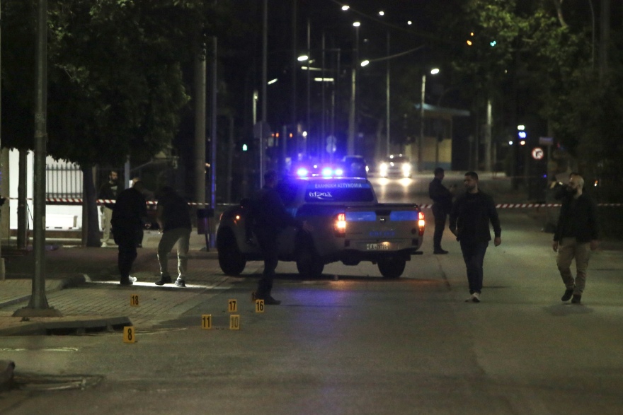 Δείτε φωτογραφία: Γάζωσαν με Καλάσνικοφ θωρακισμένη Mercedes στα Άνω Λιόσια - Γνωστό στις Αρχές από παλαιότερες υποθέσεις το παρ' ολίγον θύμα