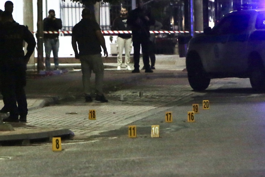 Δείτε φωτογραφία: Γάζωσαν με Καλάσνικοφ θωρακισμένη Mercedes στα Άνω Λιόσια - Γνωστό στις Αρχές από παλαιότερες υποθέσεις το παρ' ολίγον θύμα