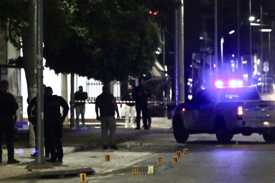 Δείτε φωτογραφία: Γάζωσαν με Καλάσνικοφ θωρακισμένη Mercedes στα Άνω Λιόσια - Γνωστό στις Αρχές από παλαιότερες υποθέσεις το παρ' ολίγον θύμα