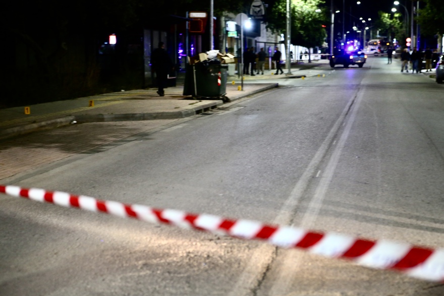 Δείτε φωτογραφία: Γάζωσαν με Καλάσνικοφ θωρακισμένη Mercedes στα Άνω Λιόσια - Γνωστό στις Αρχές από παλαιότερες υποθέσεις το παρ' ολίγον θύμα