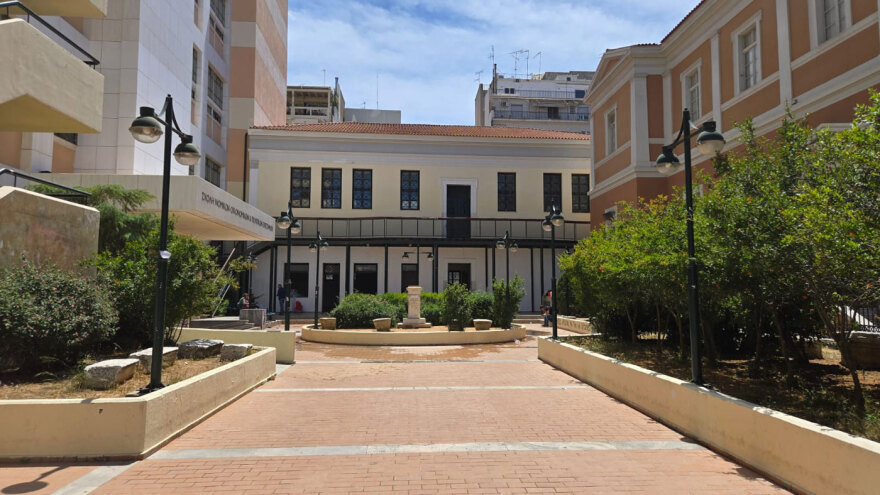 «Λίφτινγκ» στη Νομική - Καθάρισαν τους τοίχους από τα γκράφιτι και απομάκρυναν τα πανό, δείτε φωτογραφίες και βίντεο