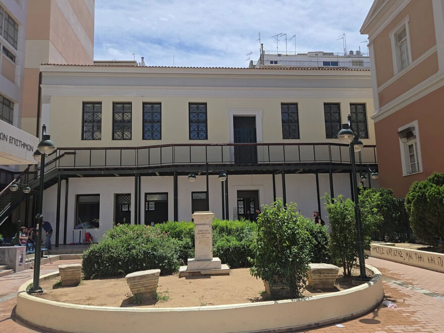 «Λίφτινγκ» στη Νομική - Καθάρισαν τους τοίχους από τα γκράφιτι και απομάκρυναν τα πανό, δείτε φωτογραφίες και βίντεο