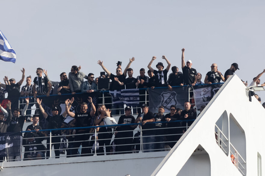 Με αεροπλάνα και βαπόρια η απόβαση των φίλων του ΟΦΗ στην Αθήνα για τον τελικό Κυπέλλου - Δείτε φωτογραφίες
