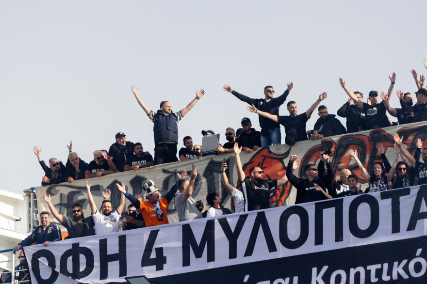 Με αεροπλάνα και βαπόρια η απόβαση των φίλων του ΟΦΗ στην Αθήνα για τον τελικό Κυπέλλου - Δείτε φωτογραφίες