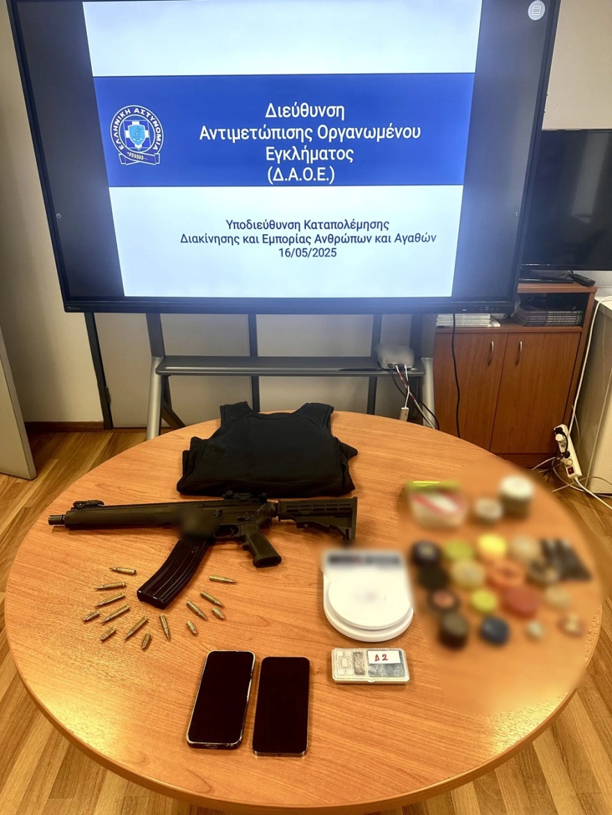 Έφοδος του ελληνικού FBI σε σπίτι στους Θρακομακεδόνες - Δύο συλλήψεις για όπλα και ναρκωτικά