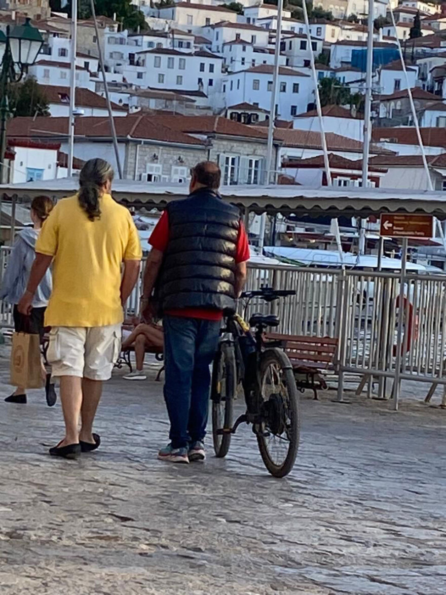SOS για την Ύδρα: Παρά τον νόμο, «πλημμυρίζει» από αυτοκίνητα, μηχανάκια και ποδήλατα - Αδιαφορούν οι τοπικές Αρχές