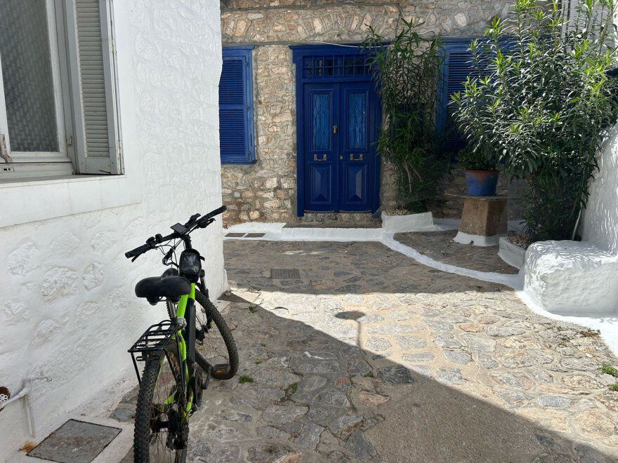 SOS για την Ύδρα: Παρά τον νόμο, «πλημμυρίζει» από αυτοκίνητα, μηχανάκια και ποδήλατα - Αδιαφορούν οι τοπικές Αρχές